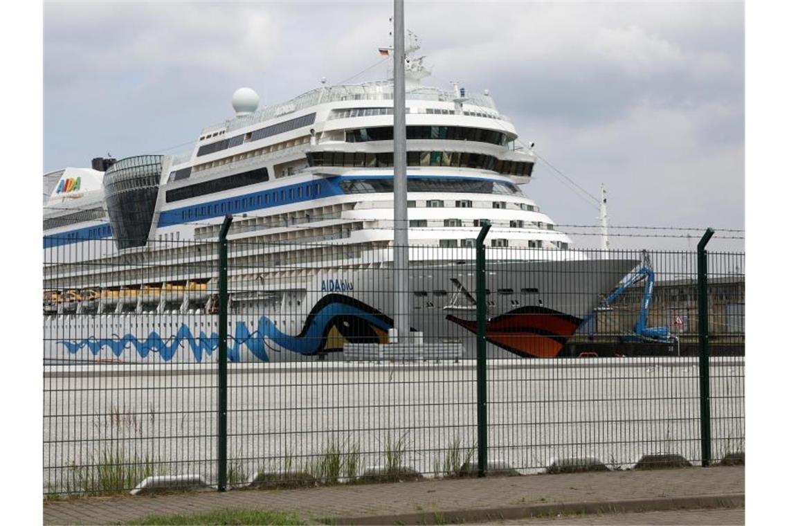 Die „AIDAblu“ im Seehafen Rostock. Foto: Bernd Wüstneck/dpa-Zentralbild/dpa