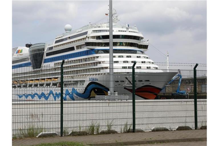 Die „AIDAblu“ im Seehafen Rostock. Foto: Bernd Wüstneck/dpa-Zentralbild/dpa