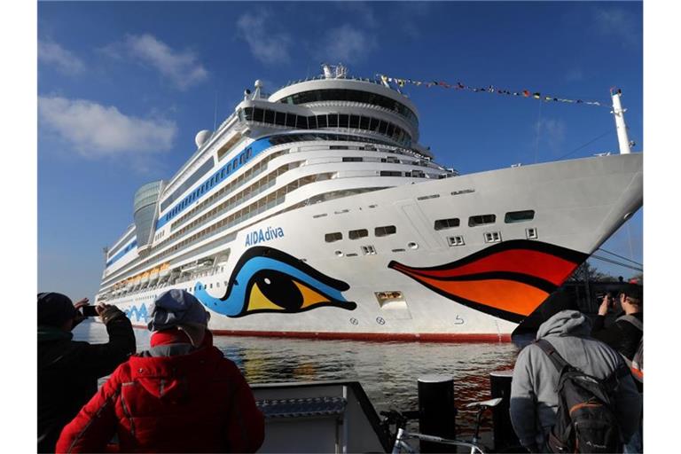 Die „AIDAdiva“ hat in Warnemünde festgemacht. Foto: Bernd Wüstneck/dpa-Zentralbild/dpa