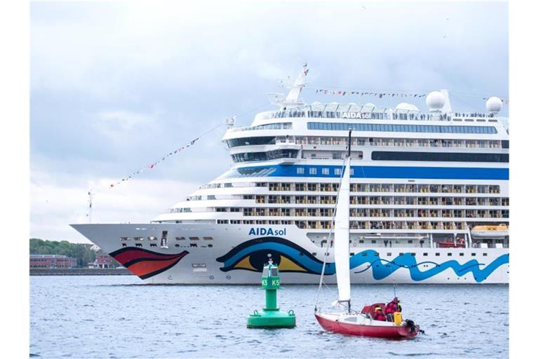 Die "AIDAsol" läuft aus dem Kieler Hafen aus. Foto: Daniel Bockwoldt/dpa