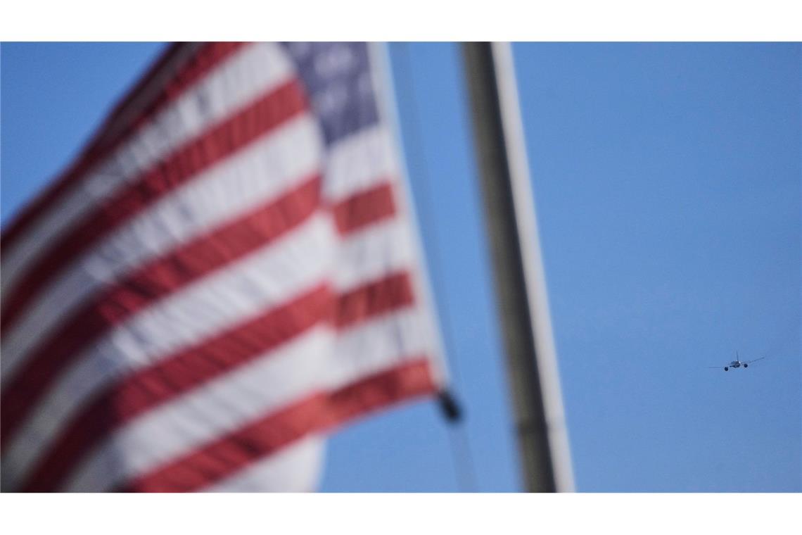 Die Air Force Two hebt mit dem Leichnam von Charlie Kirk, dem CEO und Mitbegründer von Turning Point USA, der erschossen wurde, vom Salt Lake City International Airport ab.