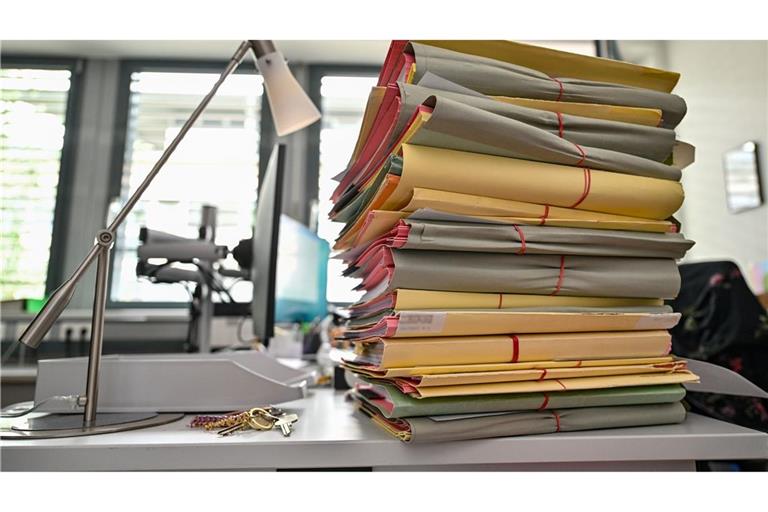 Die Aktenberge bei den Staatsanwaltschaften wachsen. (Symbolbild)