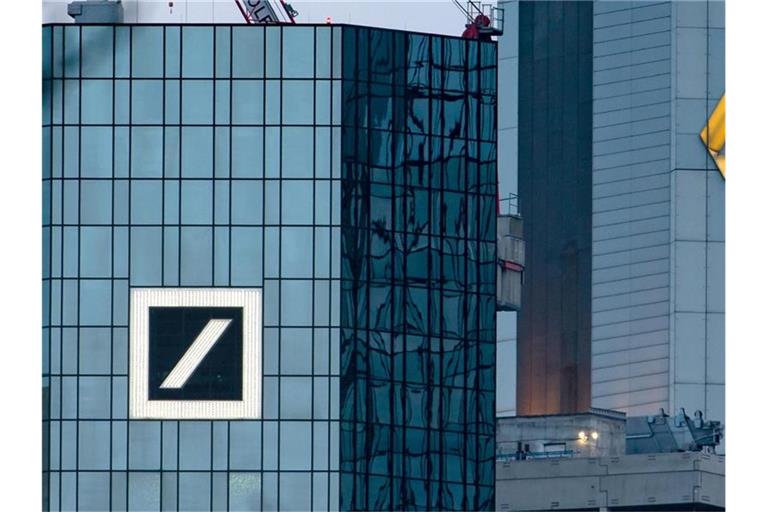 Die Aktien der Deutschen Bank (l) und der Commerzbank stehen derzeit gut da. Foto: Frank Rumpenhorst/dpa