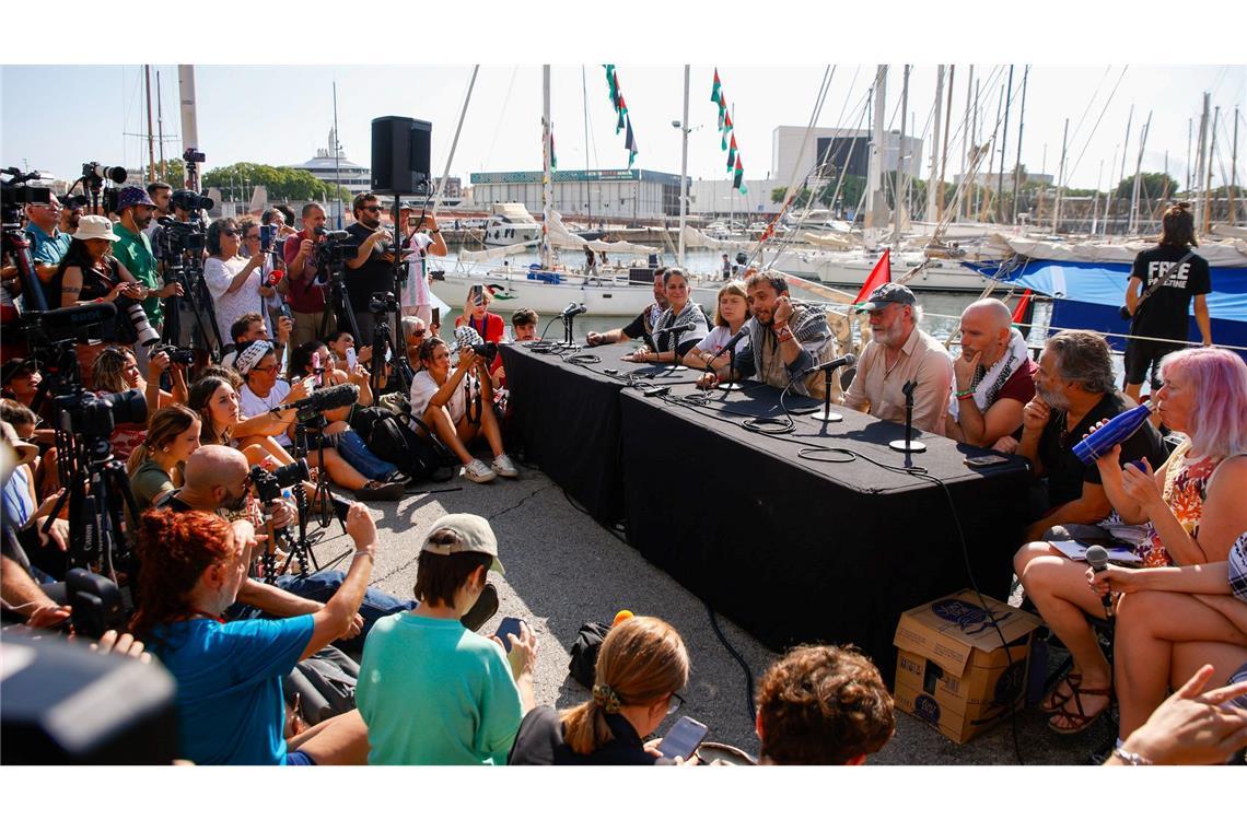 Große Flotte kleiner Boote gegen Gaza-Blockade Die Aktion sorgte in Barcelona für Medienrummel und großes Aufsehen.