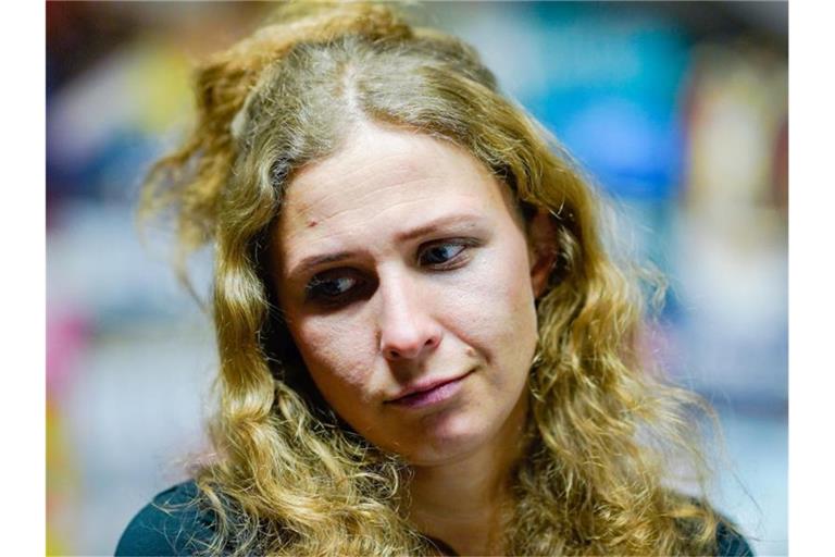 Die Aktionskünstlerin Maria Aljochina von der russischen Punkband Pussy Riot. Foto: Uwe Anspach/dpa/Archiv