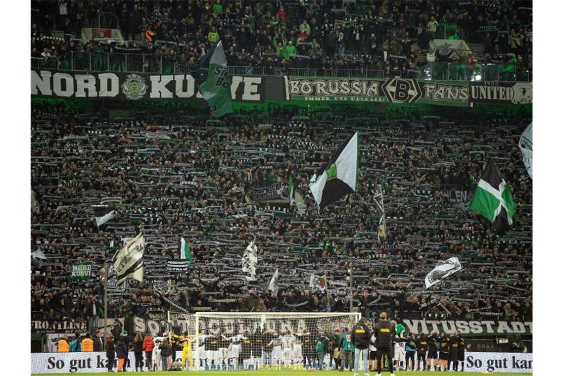 Ultras vehement gegen Geisterspiele - DFL wartet auf Rate Die aktive Fanszene hat sich deutlich gegen Geisterspiele ausgesprochen. Foto: Federico Gambarini/dpa