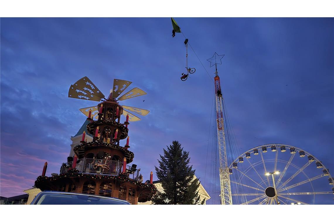 Die Aktivisten befestigten sich an einem Hochseil, das zum Christkindlesmarkt gehört.