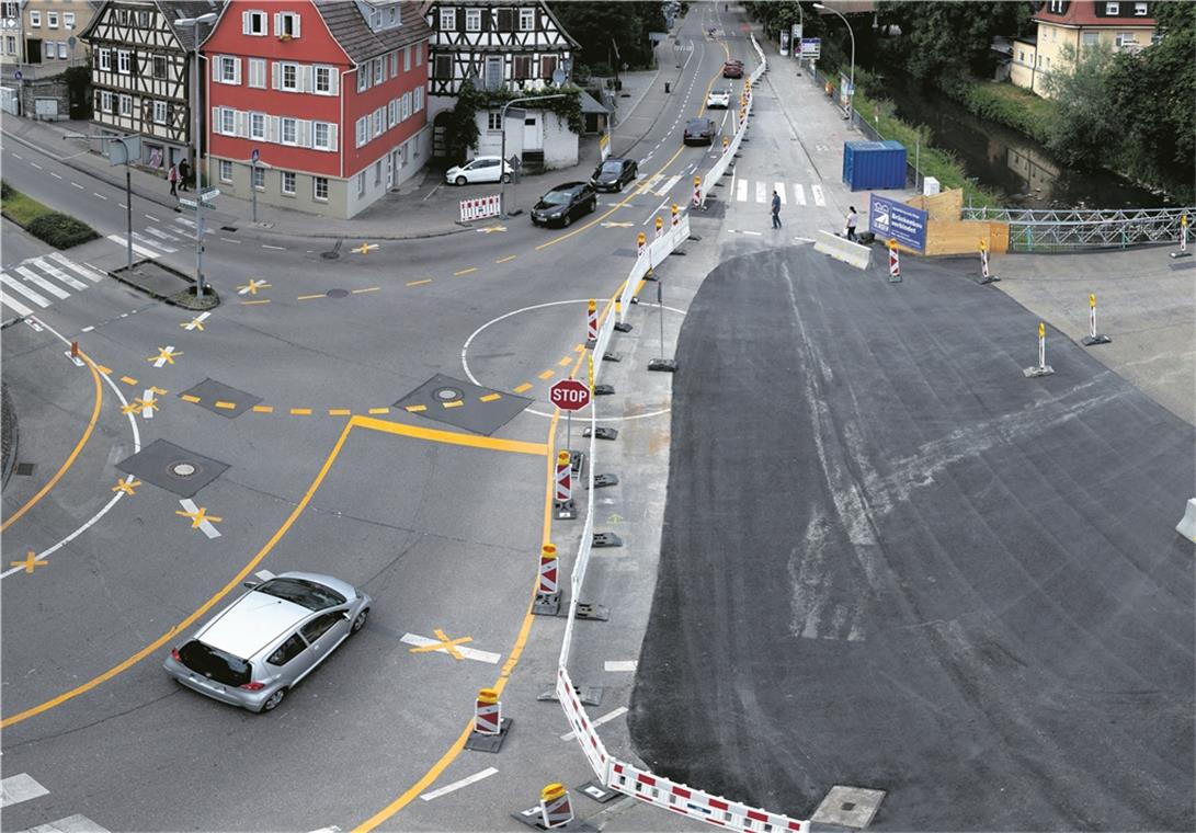 Aspacher Brücke bis Jahresende gesperrt Die aktuelle Verkehrsführung vor der Aspacher Brücke ist für viele Verkehrsteilnehmer schon unübersichtlich. Alte Markierungen sind nur überklebt und verkomplizieren die Lage. Die abknickende Vorfahrtsstraße, die den früheren Kreisel ersetzt, schafft eine neue Situation. Als noch die Zufahrt von der Brücke in die Kreuzung möglich war, waren viele Autofahrer völlig überfordert. Die Schließung der Brücke war die einzige Lösung. Foto: A. Becher