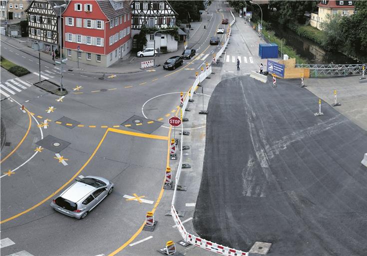 Die aktuelle Verkehrsführung vor der Aspacher Brücke ist für viele Verkehrsteilnehmer schon unübersichtlich. Alte Markierungen sind nur überklebt und verkomplizieren die Lage. Die abknickende Vorfahrtsstraße, die den früheren Kreisel ersetzt, schafft eine neue Situation. Als noch die Zufahrt von der Brücke in die Kreuzung möglich war, waren viele Autofahrer völlig überfordert. Die Schließung der Brücke war die einzige Lösung. Foto: A. Becher