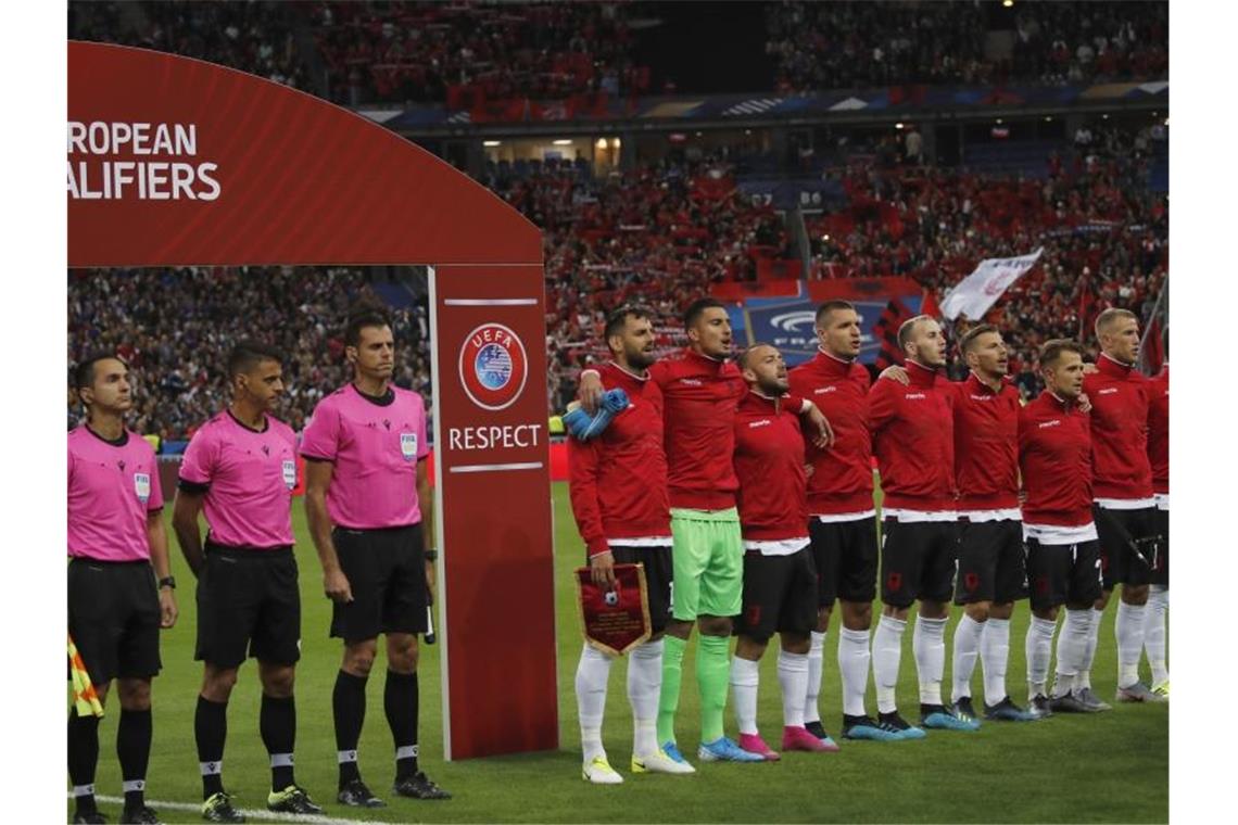 Die albanische Nationalmannschaft musste etwas warten, bis sie die richtige Hymne singen durfte. Foto: Christophe Ena/AP