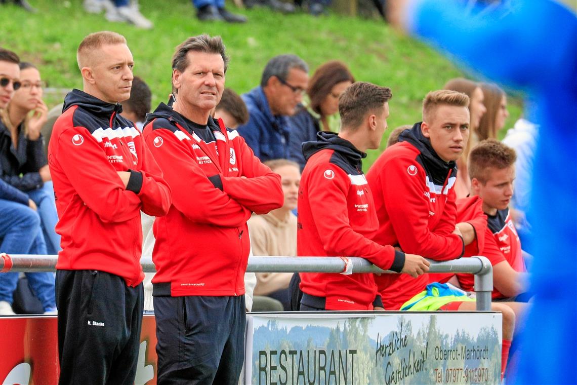 Die Allmersbacher Trainer Johannes Stanke (links) und Martin Weller sind mit dem Saisonstart ihres Teams nicht ganz zufrieden. Foto: A. Becher