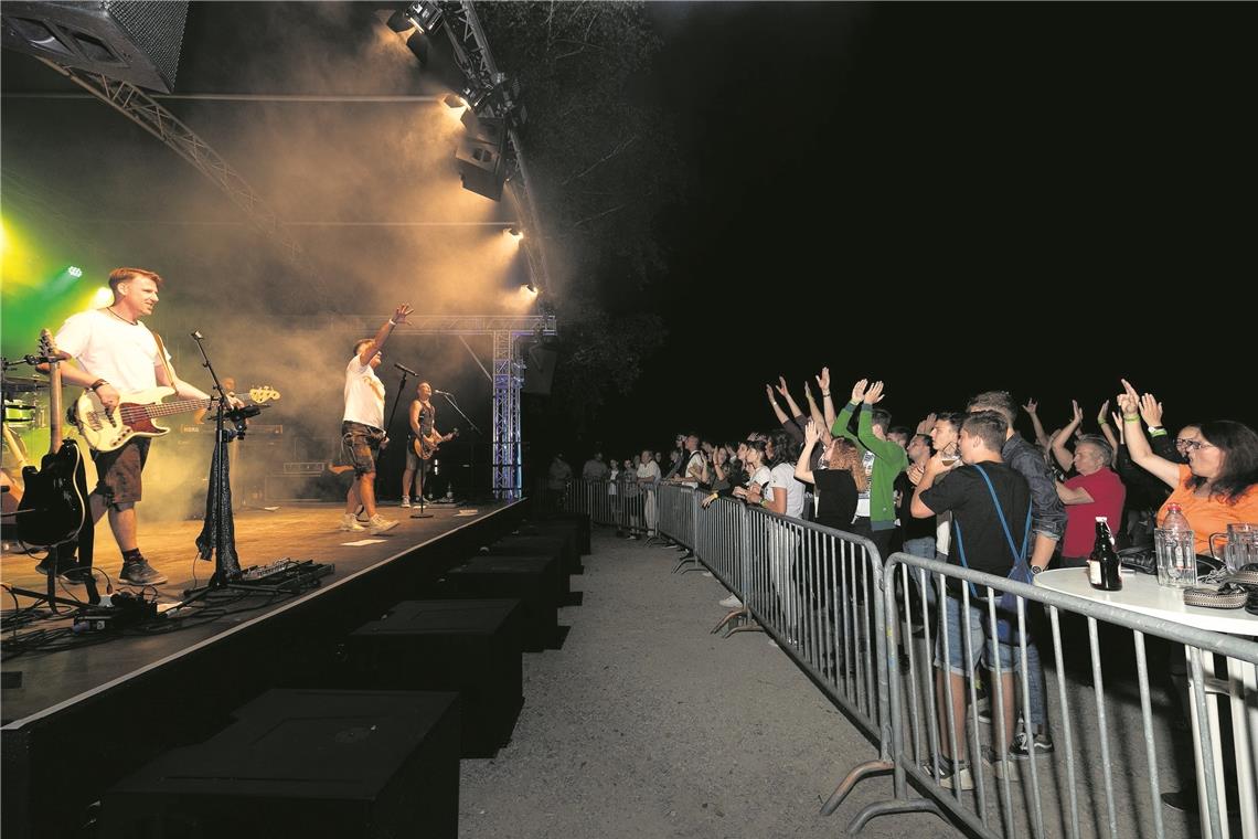 Livemusik, Lichterglanz, Lebensfreude Die Alpenrock-Partyband Rockspitz heizt den Besuchern auf der Allmersbacher Wiesafeschdbühne ordentlich ein.