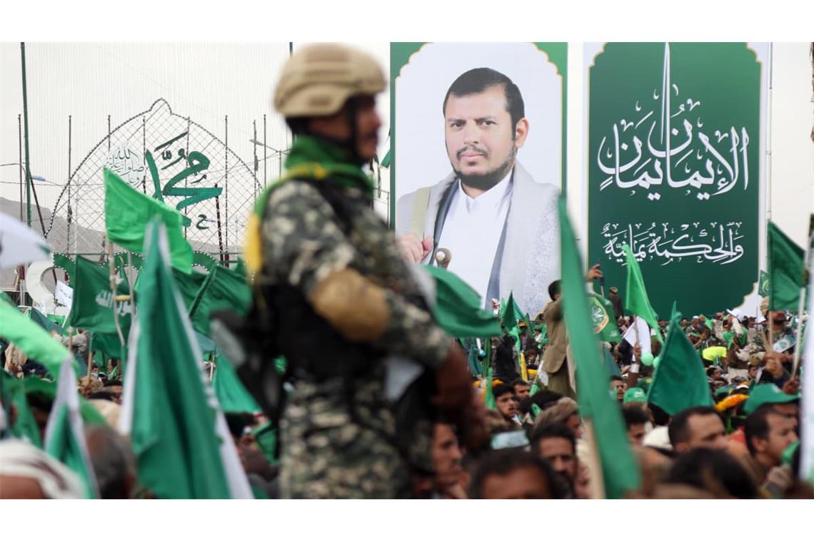 Die als Huthi bekannte, 350.000 Kämpfer umfassende, politisch-militärische Bewegung, die sich selbst als Ansar Allah (Helfer Gottes) bezeichnet, ist eine Bürgerkriegspartei im Jemen. Die Huthi gehören den Zaiditen, einer schiitischen Gruppierung mit eigener Rechtsschule, an.