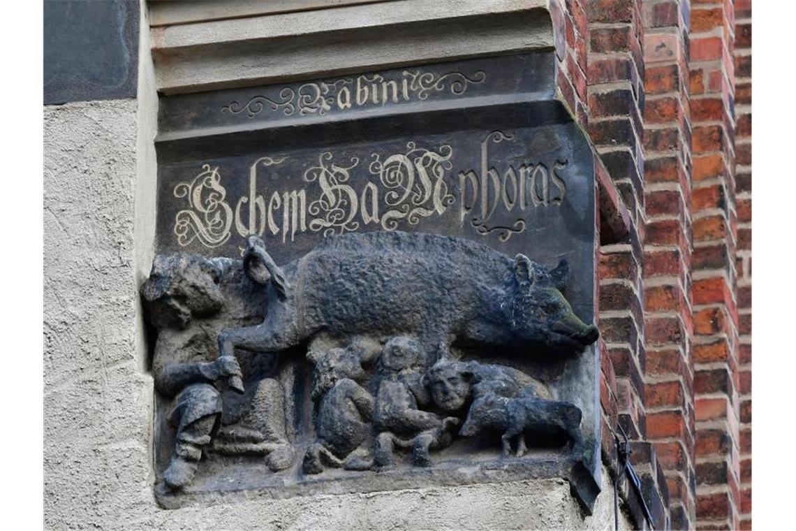 Die als „Judensau“ bezeichnete mittelalterliche Schmähskulptur an der Stadtkirche Sankt Marien in Wittenberg. Foto: Hendrik Schmidt/dpa-Zentralbild/dpa