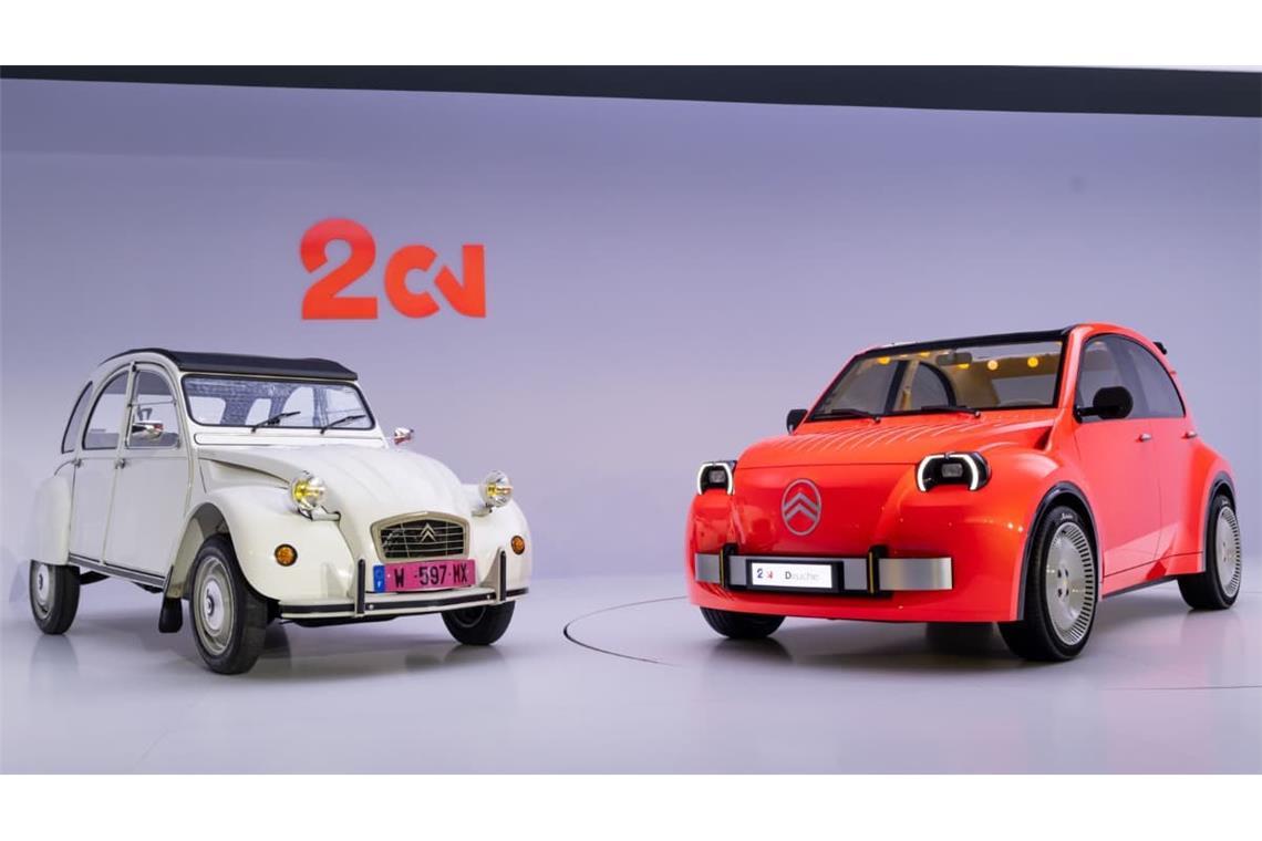 Die alte Ente und die Studie 2CV von Citroën: Retro fürs elektrische Zeitalter: Faltdach und Revolverschaltung erinnern bei Citroëns neuer 2CV-Studie (rechts) an die alte Ente (links).