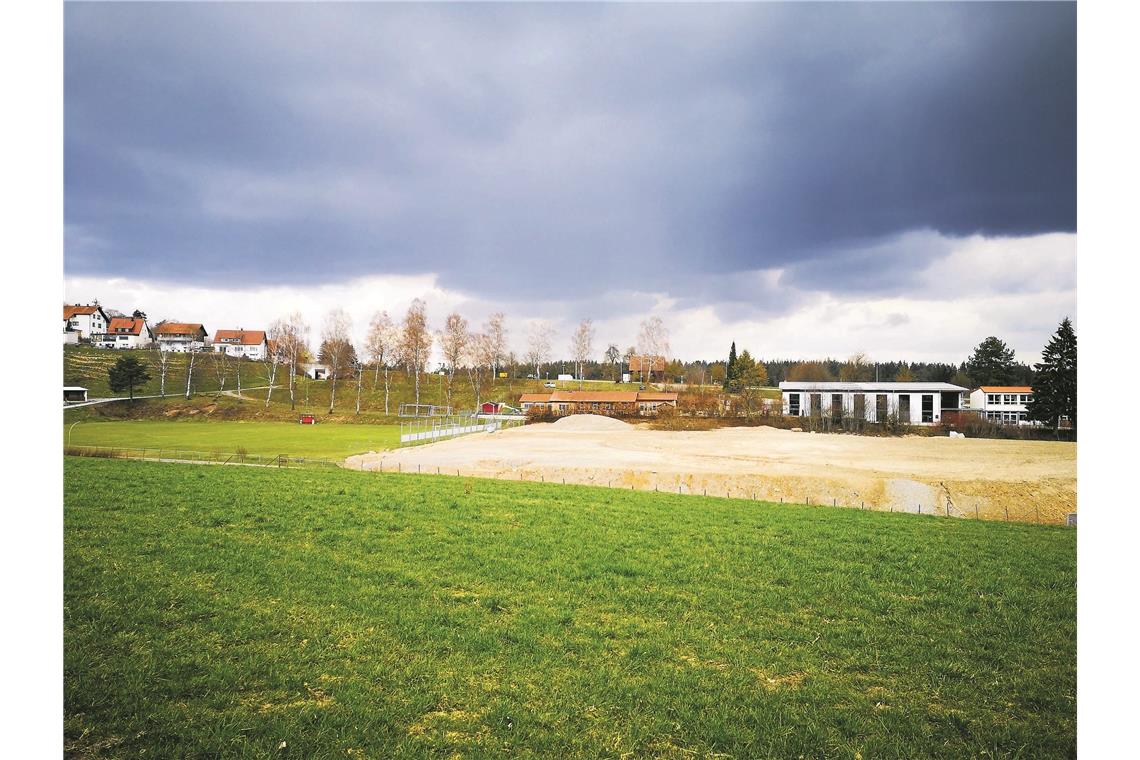 „Klassenzimmer im Freien“ geplant Die alte Hartplatzanlage war in einem desolaten Zustand. Die Außenanlage soll neu gestaltet werden. Im Moment wird nicht gearbeitet. Sobald die formelle Entscheidung eingeht, können die Arbeiten wieder aufgenommen werden. Foto: privat