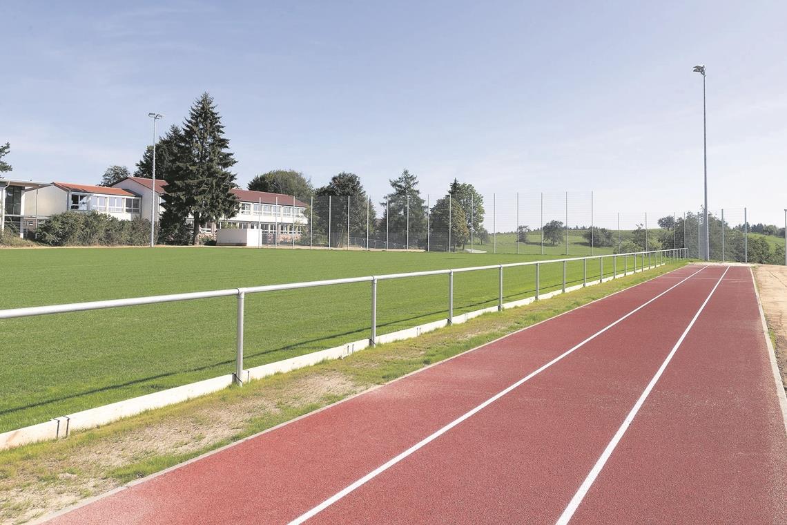 Die Leichtathletikanlage ist fertig Die alte Hartplatzanlage war in einem desolaten Zustand. Nun ist die Außenanlage neu gestaltet, die Arbeiten sind nahezu abgeschlossen. Foto: J. Fiedler