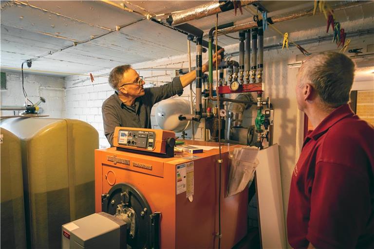 Die alte Heizung austauschen oder lieber das Dach dämmen? Energieberater Jörg Holzer schaut sich die Situation vor Ort an und gibt Tipps. Foto: Alexander Becher