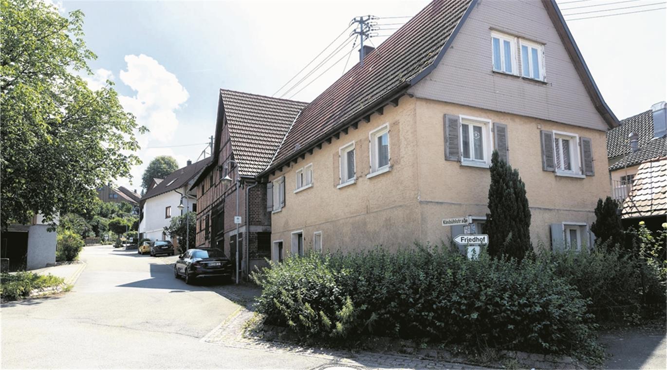Geänderter Bebauungsplan genehmigt Die alten Gebäude eines einstigen landwirtschaftlichen Anwesens müssen weichen, ein Gebäudekomplex mit Wohnungen wird gebaut. Foto: A. Becher