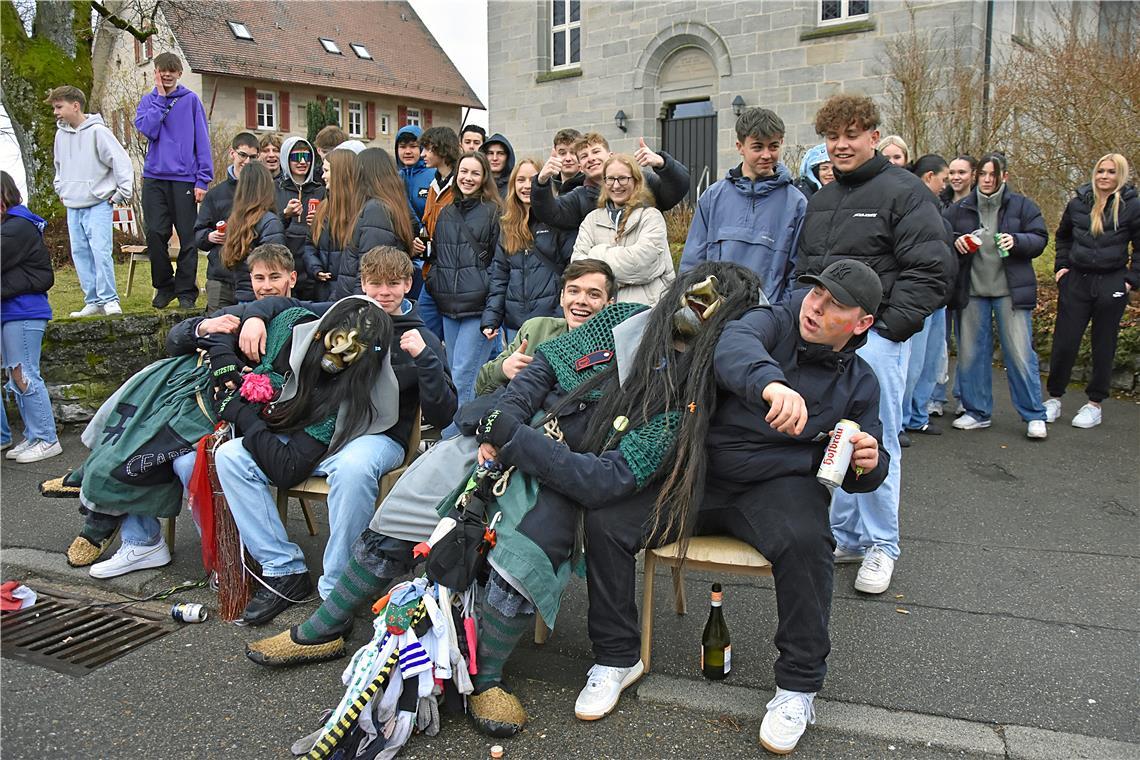 Die alten Hexen aus Spiegelberg fühlen sich bei den jungen Männern wohl. Narrenw...