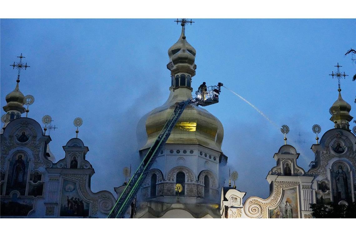 Die alten Ikonen und anderen Heiligtümer sind nach Kirchenangaben vor dem Brand in Sicherheit gebracht worden.
