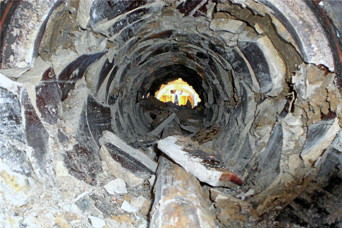 Neue Kanäle in Backnang: Mit Hochdruck durch den Untergrund Die alten Kanäle werden aufgebrochen und die Scherben ins angrenzende Erdreich verdrängt. Dann wird ein dickeres Rohr eingezogen.