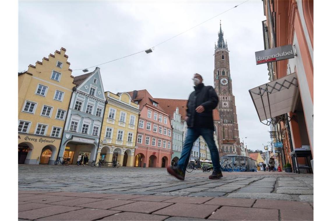 Corona-Pandemie: Kein Aufatmen in den Innenstädten Die Altstadt von Landshut - Geschäfte in den Fußgängerzonen und Einkaufszentren stehen bundesweit vor großen Problemen. Leerstände schmälern die Attraktivität der Einkaufsstraßen und der Internethandel macht Konkurrenz. Foto: Armin Weigel/dpa