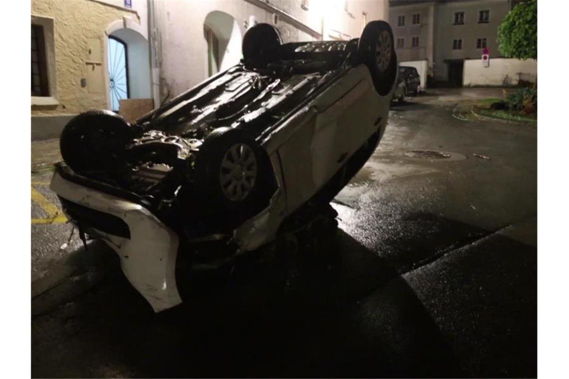 Hilfskräfte in Bayern wegen Hochwassers im Dauereinsatz Die Altstadt von Hallein in Österreich wurde teilweise überflutet - die Wassermassen trugen auch dieses Auto mit. Foto: TNN/dpa