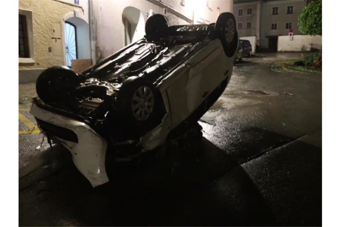 Die Altstadt von Hallein in Österreich wurde teilweise überflutet - die Wassermassen trugen auch dieses Auto mit. Foto: TNN/dpa