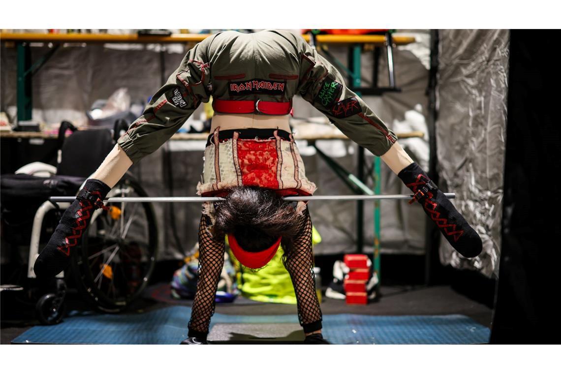 Die Aluminiumstange stabilisiert die Füße und gibt der gelähmten Artistin Orientierung.