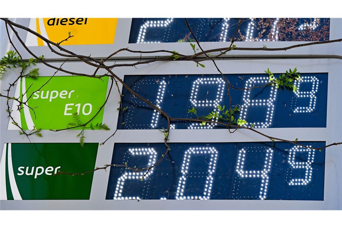 Die am 1. April eingeführte Zwölf-Uhr-Tankregel bringt einer Studie zufolge den Mineralölkonzernen zusätzliche Gewinne (Symbolfoto).