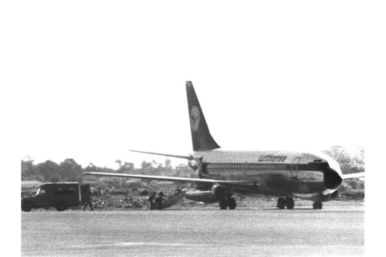 Die am 13. Oktober 1977 entführte „Landshut“ nach der Landung in Mogadischu (Somalia). Foto: picture alliance /dpa/Archivbild