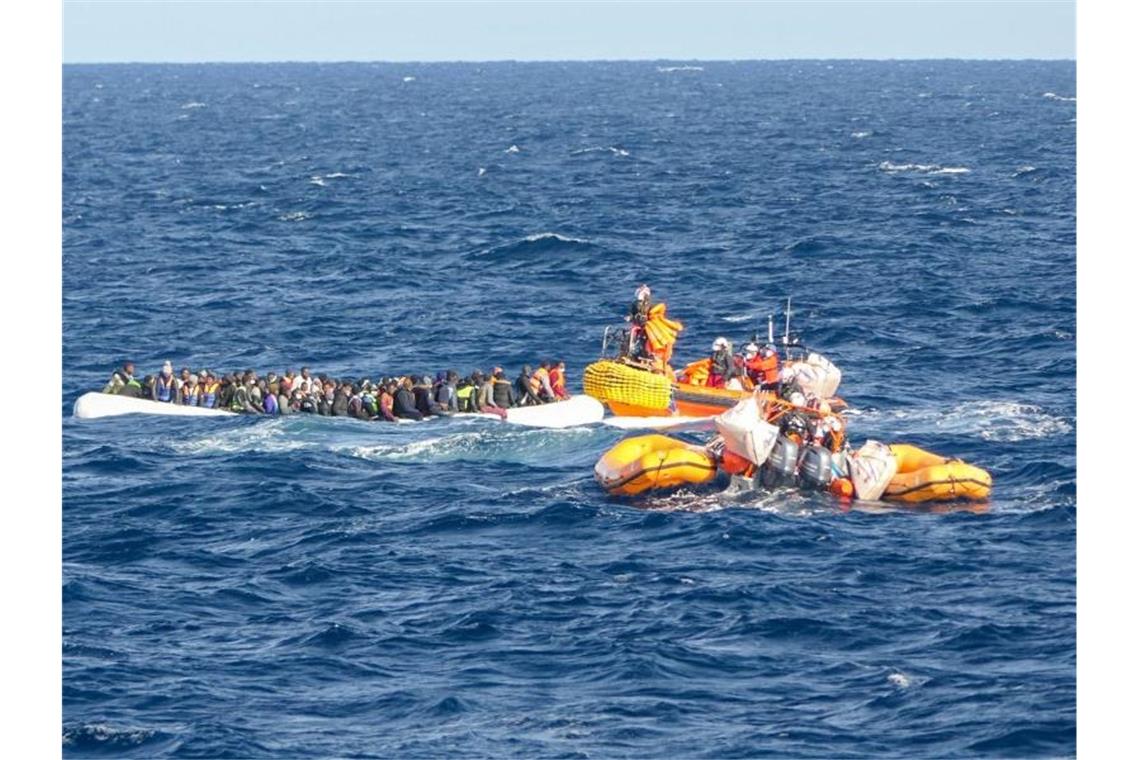 Die am 21. Januar 2020 von SOS Mediterranee herausgegebene undatierte Aufnahme zeigt gelbe Schlauchboote des Seenotrettungsschiffs „Ocean Viking“, die sich einem weiteren Schlauchboot, besetzt mit Migranten, nähern. Foto: Julia Schäfermeyer/SOS Mediterranee/dpa