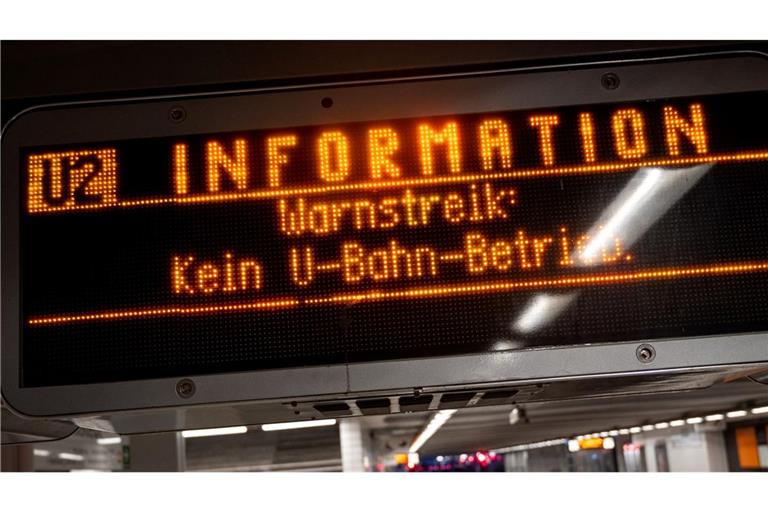 Die am Freitag gestarteten Warnstreiks im Nahverkehr werden am Samstag vielerorts fortgesetzt.