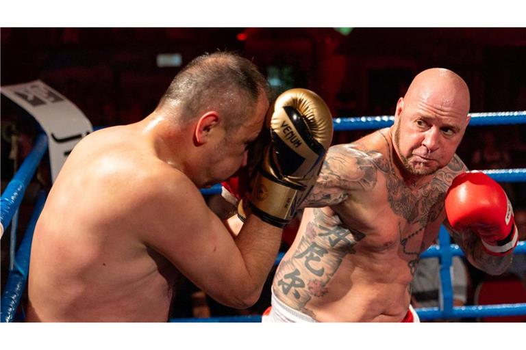 Die Amateurboxer Daniel Bertz (r) gewinnt für Thüringen gegen Hasan Arli für Nürnberg bei dem Show-Boxkampf.