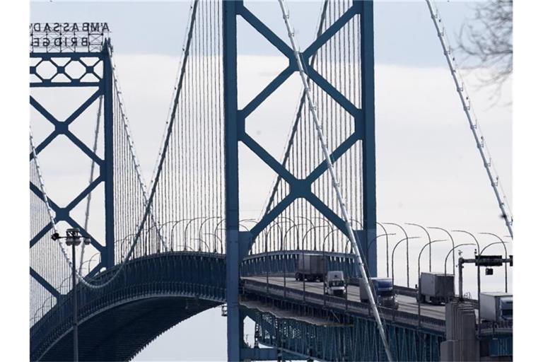 Die Ambassador Bridge ist eine wichtige Grenzbrücke zwischen der Stadt Windsor in Kanada und Detroit in den USA. Demonstrierende hatten sie fast eine Woche lang blockiert. Foto: Paul Sancya/AP/dpa