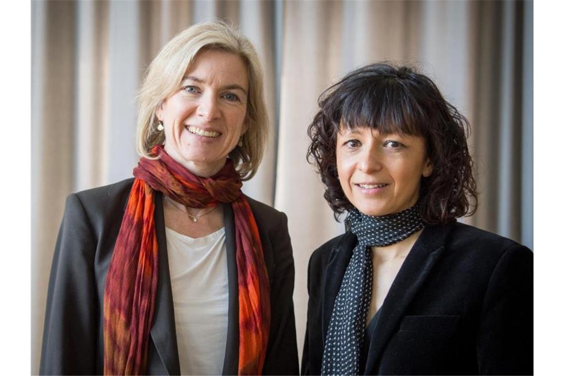 Super-Schere für Erbgut - Nobelpreis an Genforscherinnen Die amerikanische Biochemikerin Jennifer A. Doudna (l.) und die französische Mikrobiologin Emmanuelle Charpentier. Foto: picture alliance / dpa