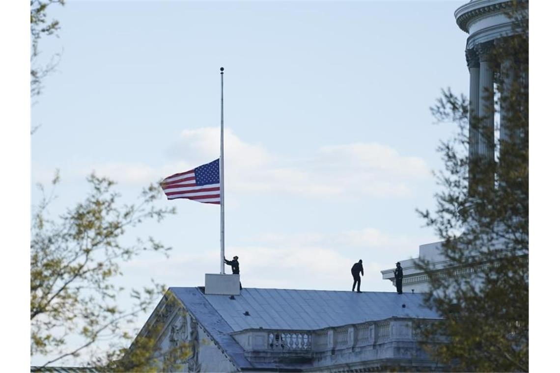 Die amerikanische Flagge am Kapitol wird auf halbmast gesetzt. Foto: Alex Brandon/AP/dpa