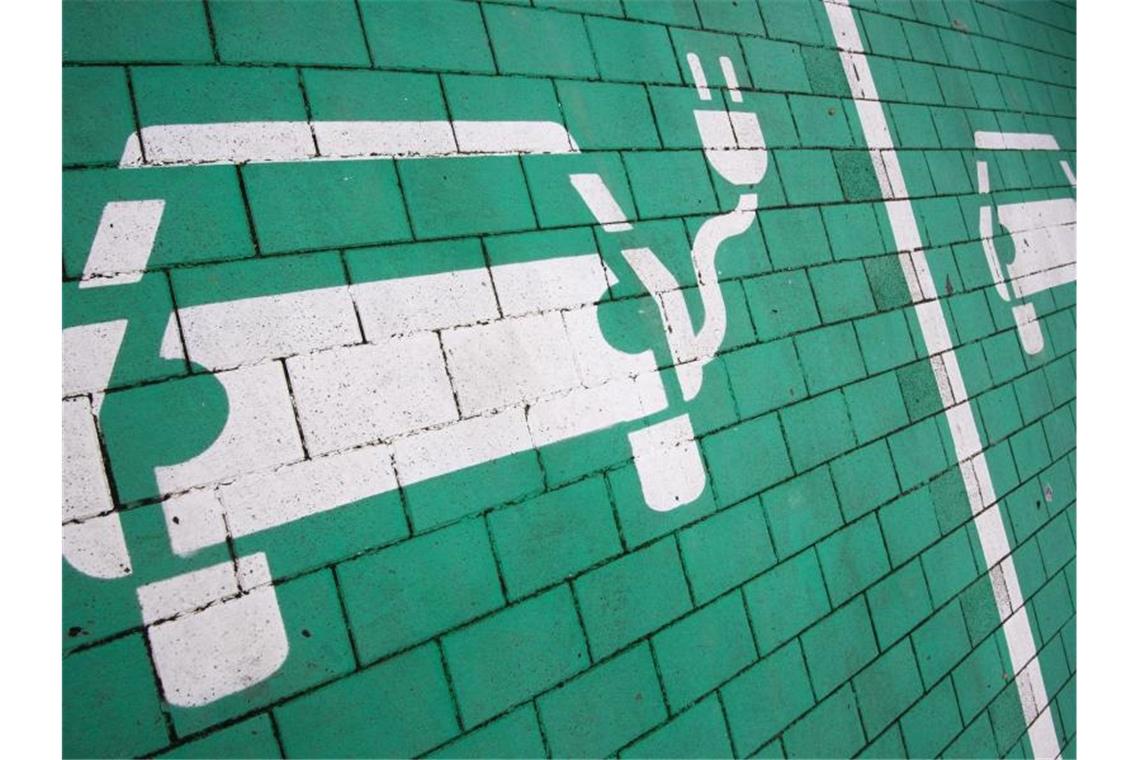 Boom bei der staatlichen Kaufprämie für Elektroautos Die Ampel-Koalition plant eine Reform der staatlichen Förderung für Elektromobilität. Foto: Julian Stratenschulte/dpa