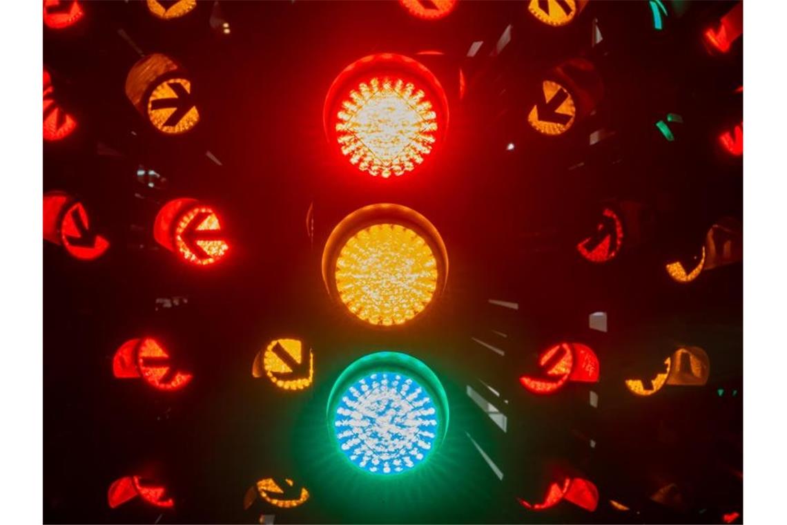 Kabbeleien bei Koalitionsverhandlungen um Finanzpolitik Die Ampelblume, die im Innenhof der Stadtwerke München steht, leuchtet in allen Phasen Rot, Gelb und Grün. Foto: Peter Kneffel/dpa