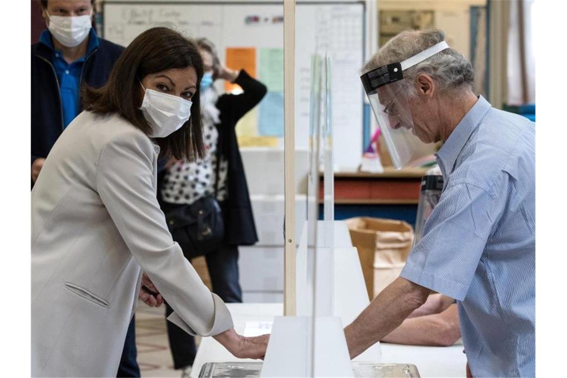 „Grüne Welle“ bei Kommunalwahlen in Frankreich Die amtierende Bürgermeisterin von Paris, Anne Hidalgo, bei der Stimmabgabe. Foto: Joel Saget/POOL AFP/AP/dpa
