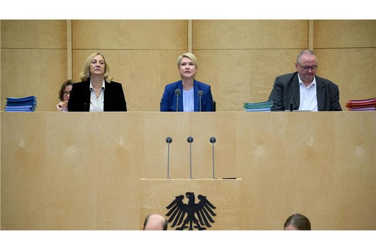 Die amtierende Bundesratspräsidentin, Mecklenburg-Vorpommerns Regierungschefin Manuela Schwesig (oben M), eröffnet die 1038. Plenarsitzung des Deutschen Bundesrats.