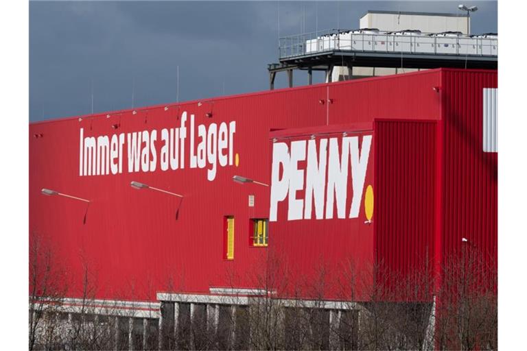Die an der Märkischen Allee in Potstdam gelegene rote Halle der Partnergesellschaft Rewe Penny. Foto: Soeren Stache/dpa-Zentralbild/dpa