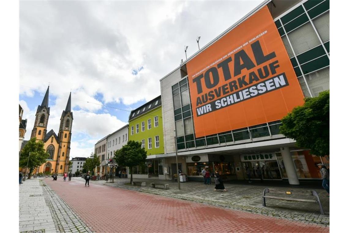 Deutschlands Innenstädte haben ein Problem Die an einem Freitag fast leere Hofer Fußgängerzone. Foto: Matthias Merz
