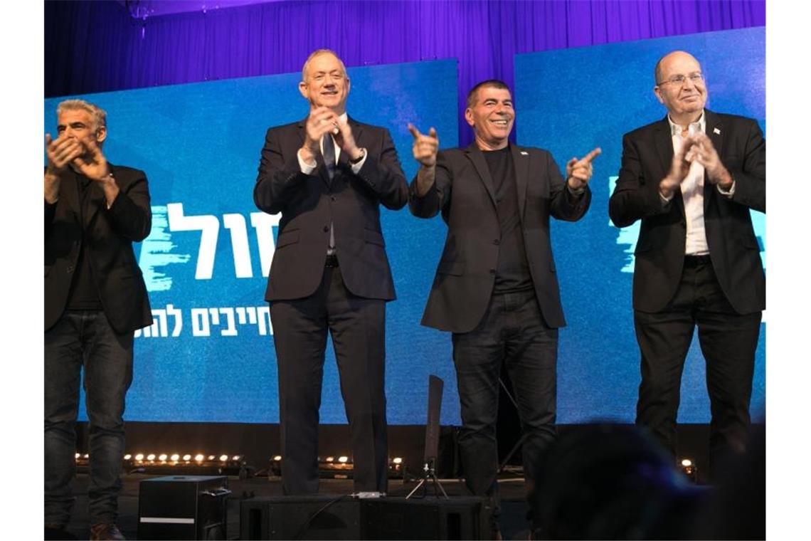 Parlamentswahl in Israel: Netanjahus Likud liegt klar vorne Die Anführer des blau-weißen Wahlbündnisses, Yair Lapid (l-r), Benny Gantz, Gabi Ashkenazi und Moshe Ya'alon, bedanken sich bei ihren Anhängern. Foto: Noam Moskowitz/dpa
