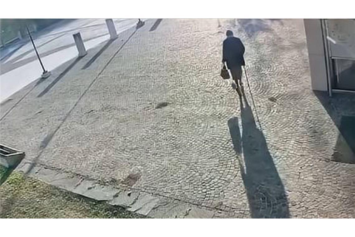 Die angebliche Graziella Dall’Oglio geht mit ihrem Gehstock in der Hand in die Meldebehörde von Borgo Virgilio.