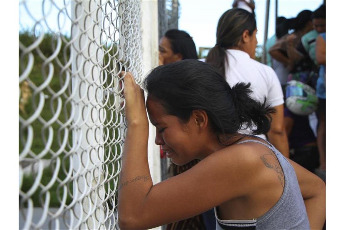 Die Angehörige eines Gefängnisinsassen vor einer Haftanstalt im nordbrasilianischen Manaus. Foto: Edmar Barros/AP