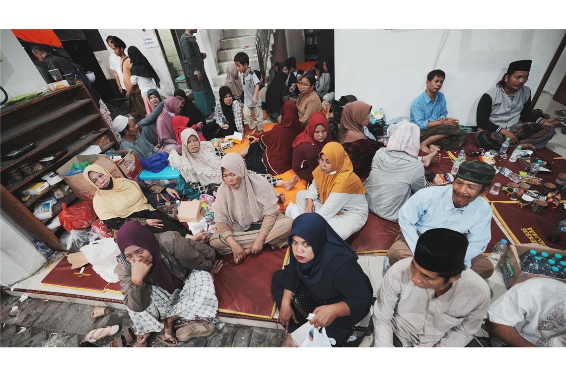 Die Angehörigen warteten verzweifelt auf Nachrichten.