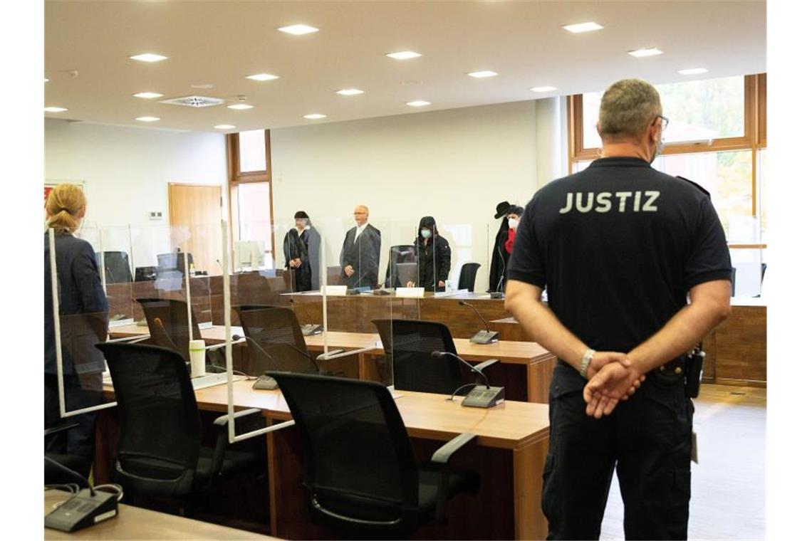 Die Angeklagte (3.v.r.) im Oktober im Gerichtssaal im Landgericht Potsdam. Jetzt wurde das Urteil verkündet. Foto: Carsten Koall/dpa-Pool/dpa