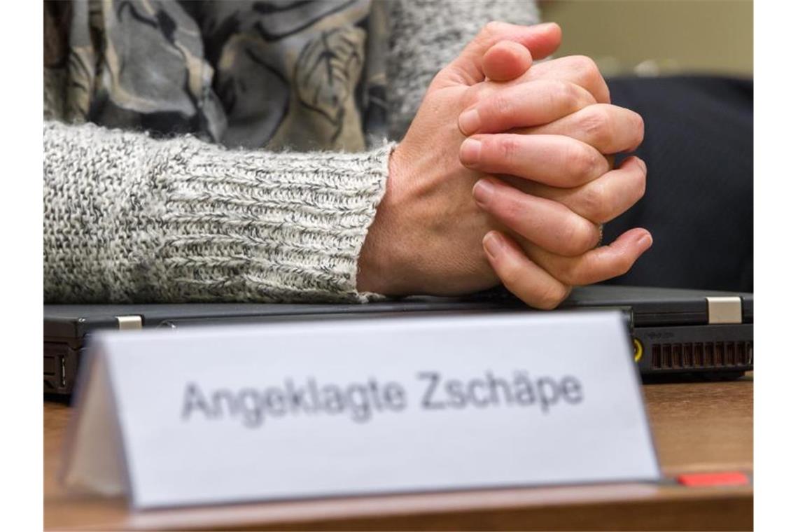 Zwölfstündiges Hörspiel zeichnet NSU-Prozess nach Die Angeklagte Beate Zschäpe faltet ihre Hände. Foto: picture alliance / Peter Kneffel/dpa/Symbolbild